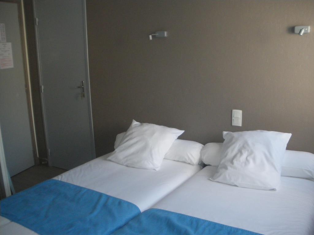 Hotel Du Port Concarneau Room photo